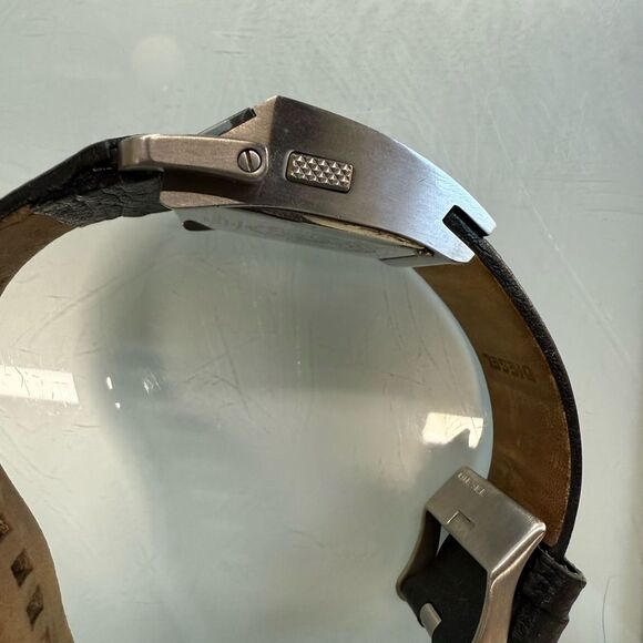 Rare Diesel Watch DZ 7079 for parts or repair has new battery not running EUC - Picture 6 of 11